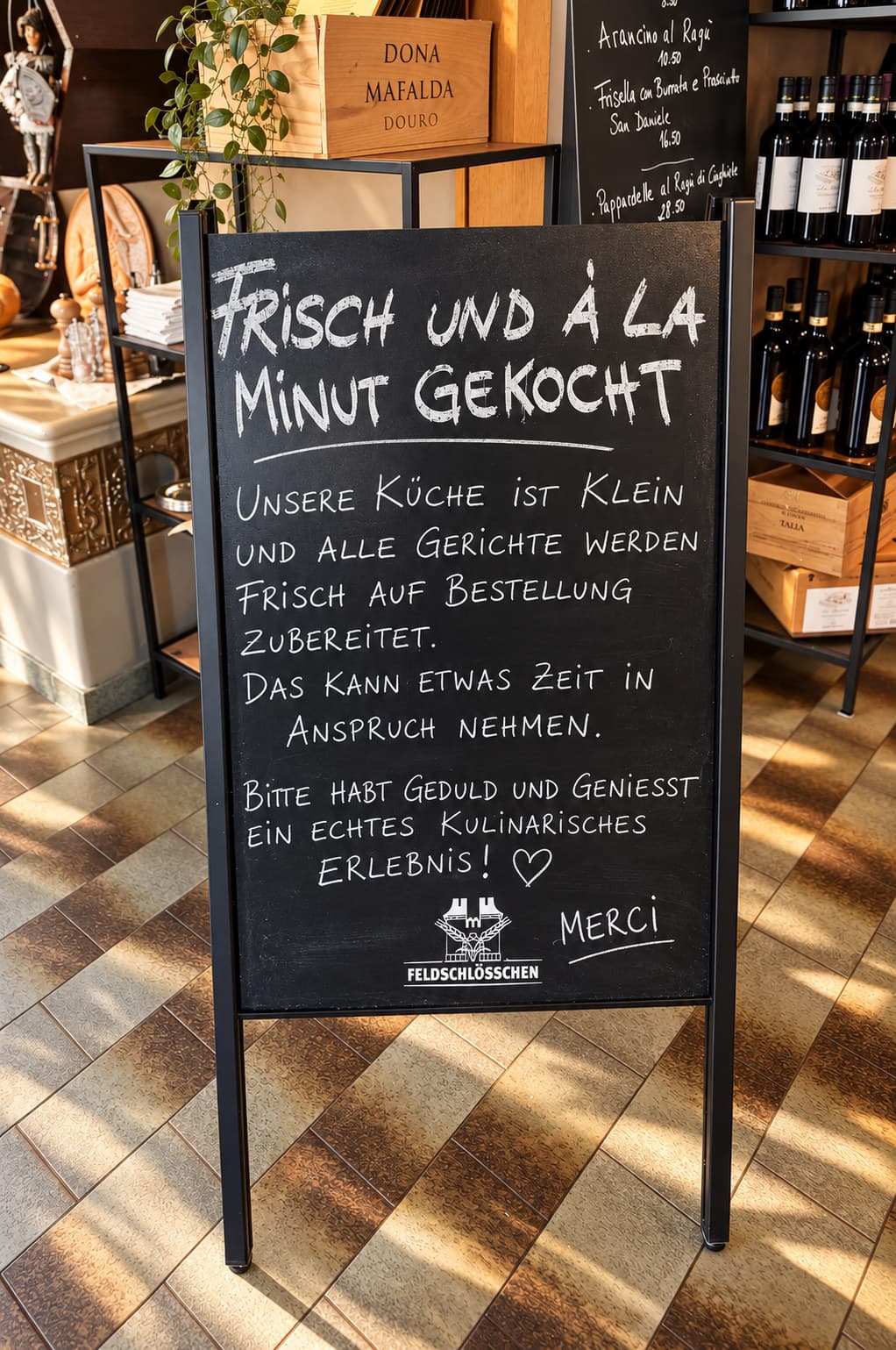 Kreidetafel im Restaurant: «Frisch und à la minute gekocht»